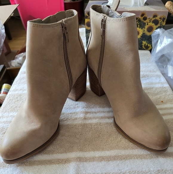 Aldo Classic Beige Ankle Booties - Picture 1 of 4